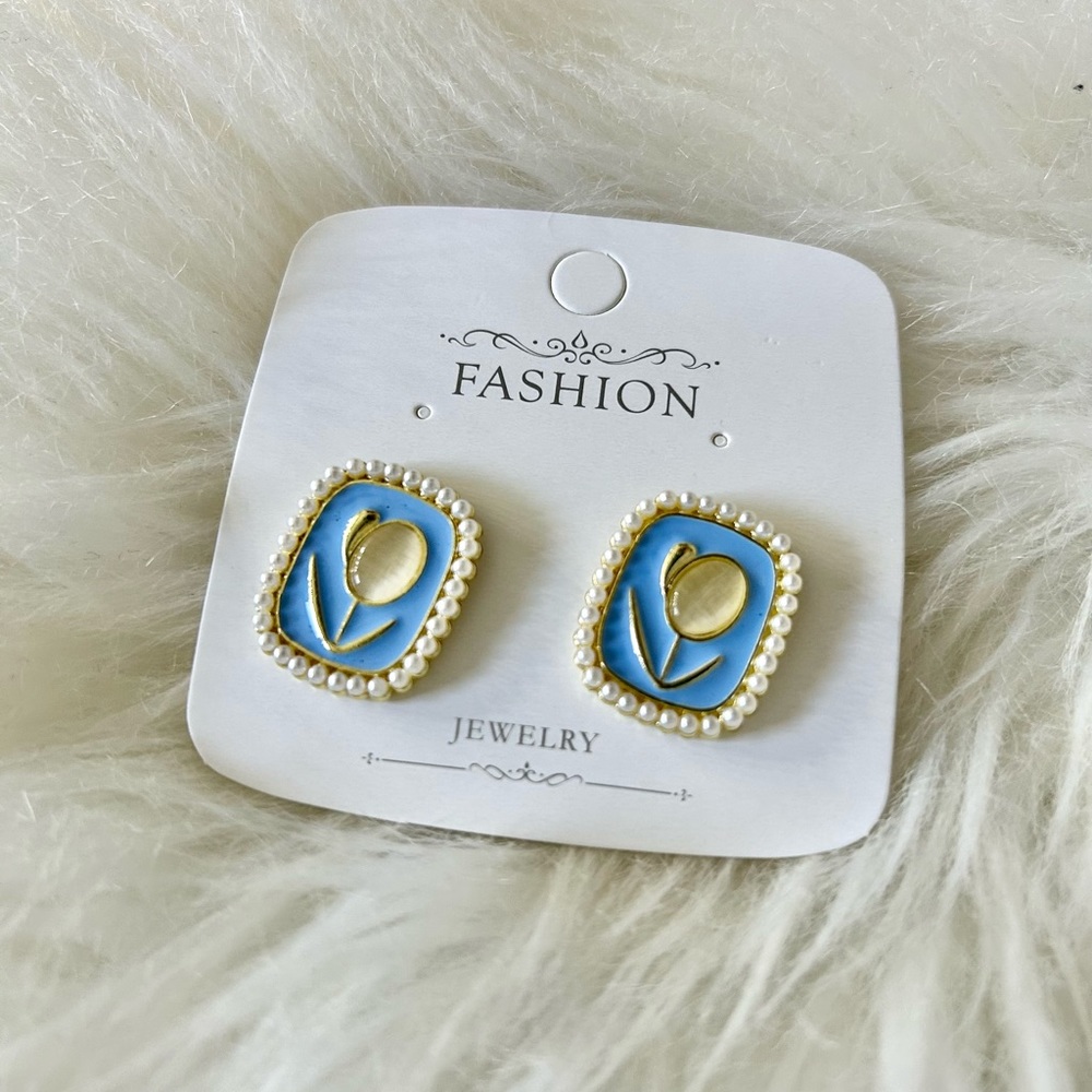 Flower Detail Rectangle Stud Earrings